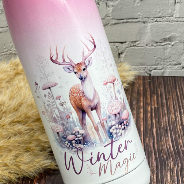 Thermosflasche Edelstahl mir rosa Farbverlauf bedruckt mit Hirsch und Winter Magic - Nahaufname
