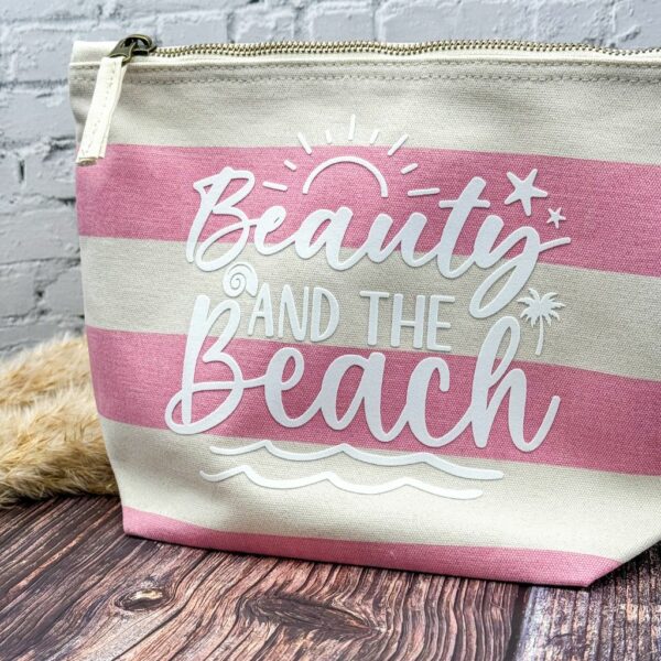 Nahaufnahme Kosmetiktasche aus Baumwolle mit Aufdruck "Beauty at the Beach" im nautischen Stil rosa-beige gestreift