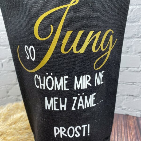 Nahaufnahme Flaschentasche mit Spruch "So Jung chöme mir nie meh zäme...Prost"