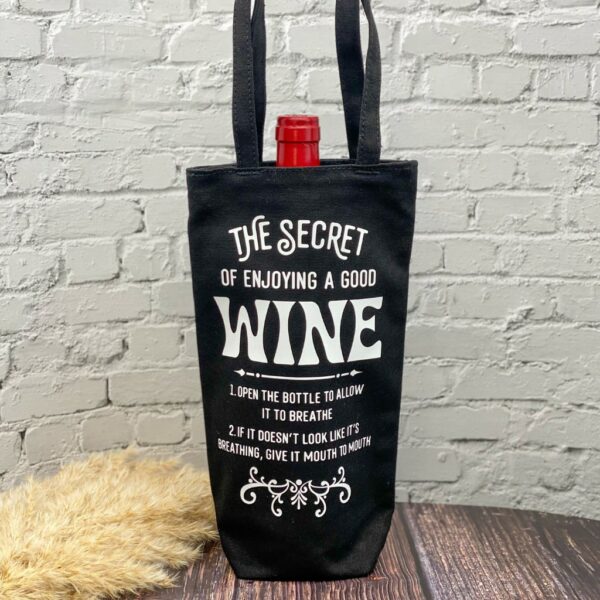 Schwarze Flaschentasche mit lustigem Spruch "The Secret of enjoying a good wine..."