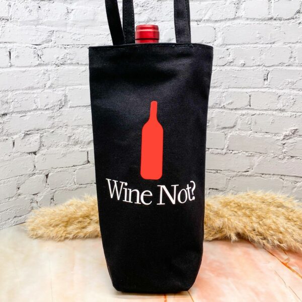 Flaschentasche schwarz mit rotem Aufdruck einer Weinflasche und weissem Spruch "Wine Not?"