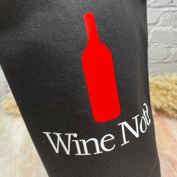 Nahaufnahme Flaschentasche schwarz mit rotem Aufdruck einer Weinflasche und weissem Spruch "Wine Not?"