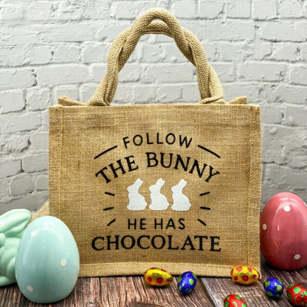 Jutetasche mit Spruch "Follow The Bunny he has the Chocolate" mit drei weissen Glitzerhasen im Farmhousestil