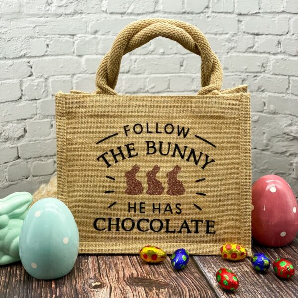 Jutetasche mit Spruch "Follow The Bunny he has the Chocolate" mit drei braunen Glitzerhasen im Farmhousestil