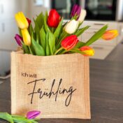 Jutetasche mit Spruch "Ich will Frühling" und buntem Tulpenstrauss