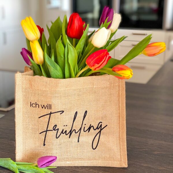 Jutetasche mit Spruch "Ich will Frühling" und buntem Tulpenstrauss