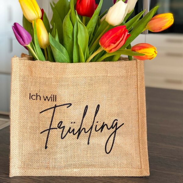 Jutetasche beige mit Spruch "Ich will Frühling" und buntem Tulpenstrauss als Dekoration