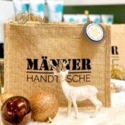 Jutetasche mit Aufdruck "Männerhandtasche" und Weihnachtsdekoration