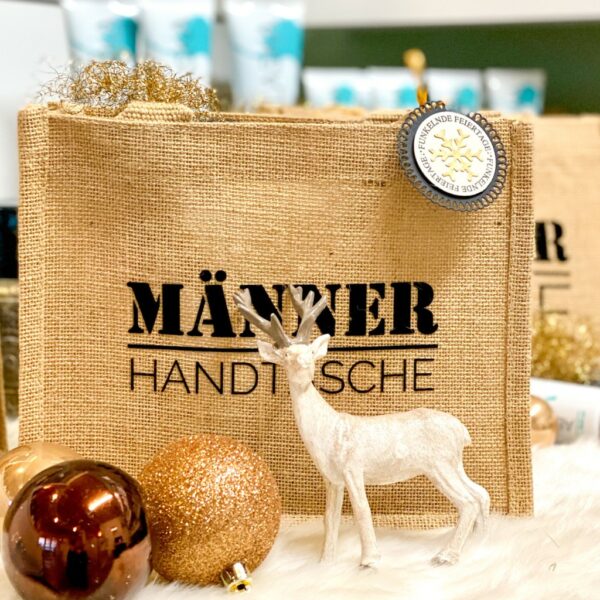 Jutetasche mit Aufdruck "Männerhandtasche" und Weihnachtsdekoration