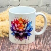 Weisse Keramiktasse mit buntem Lotus-Motiv im Watercolor-Stil – stilvolle Teetasse für entspannte Meditation und Achtsamkeit.