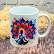 Weisse Keramiktasse mit buntem Yoga-Motiv im Watercolor-Stil – perfekte Teetasse für Meditation und Achtsamkeit.