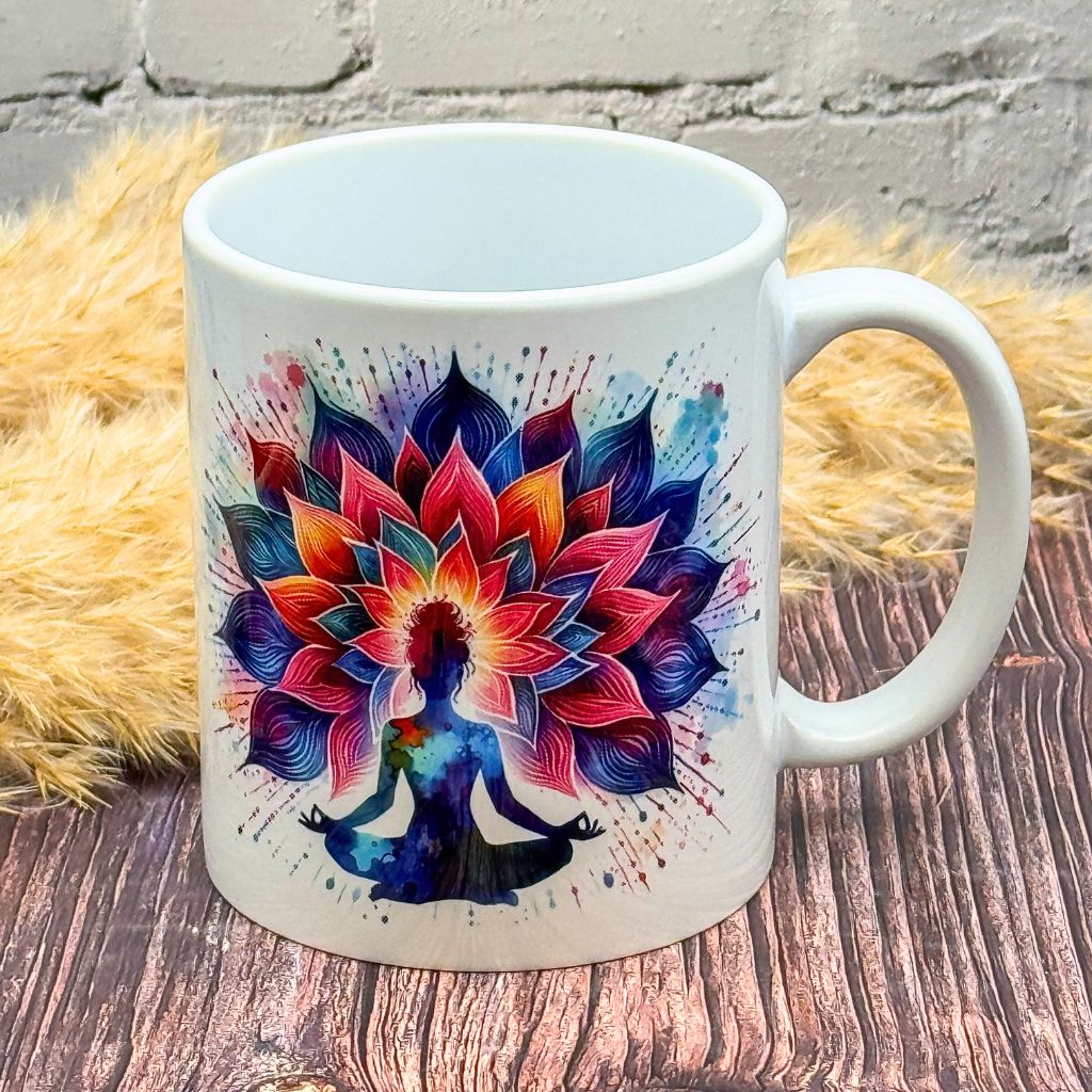 Weisse Keramiktasse mit buntem Yoga-Motiv im Watercolor-Stil – perfekte Teetasse für Meditation und Achtsamkeit.