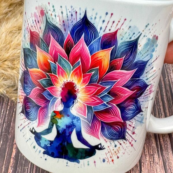 Detailansicht der Keramiktasse mit farbenfrohem Yoga-Motiv – meditative Teetasse für bewusste Auszeiten.