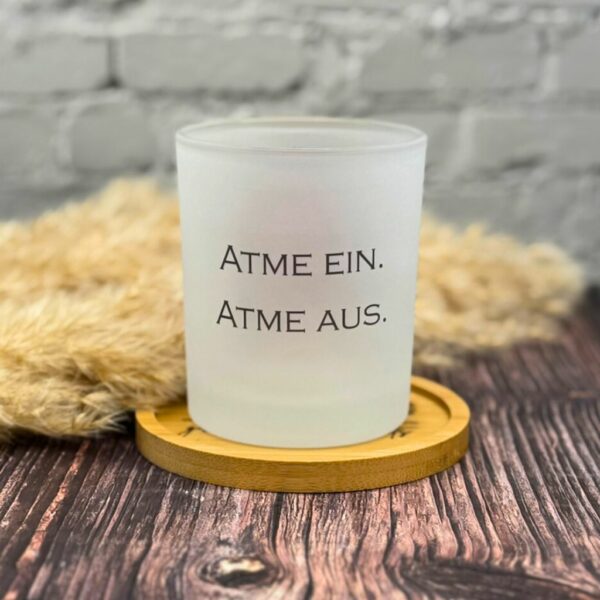 Teelichtglas mit satinierter Oberfläche und der Aufschrift „Atme ein. Atme aus.“ – perfekt für Meditation und Achtsamkeit.