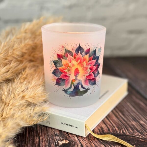 Satiniertes Teelichtglas mit Yoga-Motiv – stilvolles Kerzenglas für Meditation und Entspannung, ideal als Geschenk.