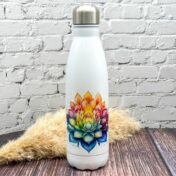 Weisse Trinkflasche aus Edelstahl mit buntem Lotus-Motiv, doppelwandig & bedruckt, 500 ml