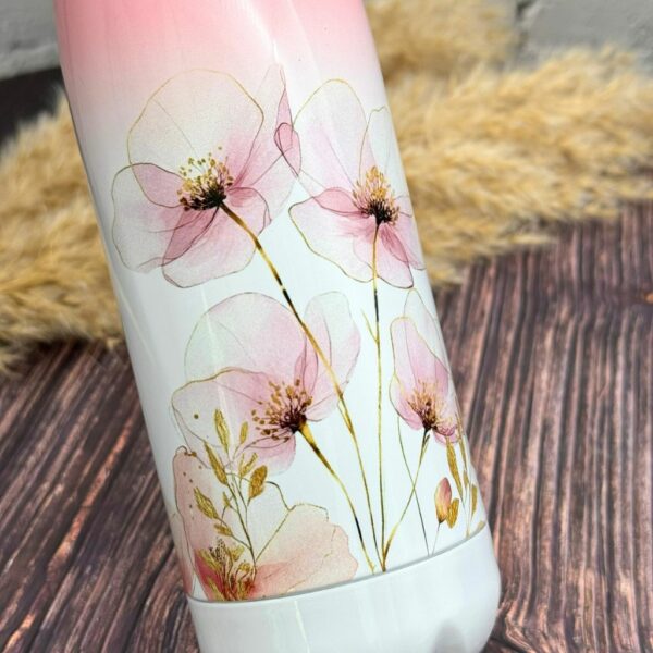 Detailansicht der bedruckten Thermosflasche mit zarten rosa Blüten