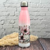 Edelstahl-Trinkflasche mit üppigem Blumenbouquet und Schraubverschluss