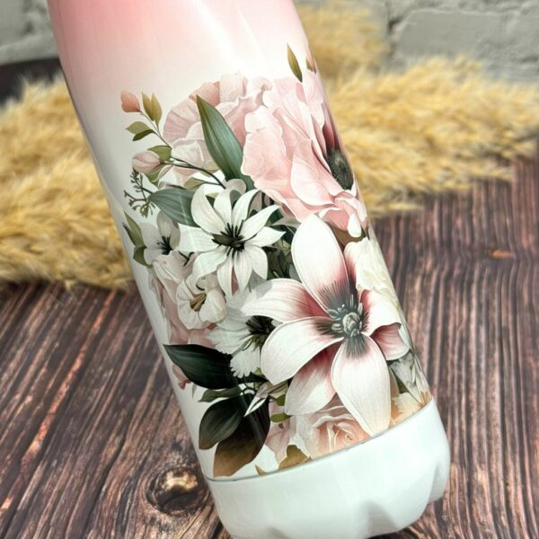 Detailansicht der Thermosflasche bedruckt mit Lilien, Rosen und Anemonen